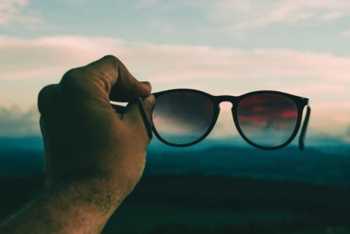 Protégez vos yeux du soleil : Comment choisir ses lunettes de soleil pour une protection optimale